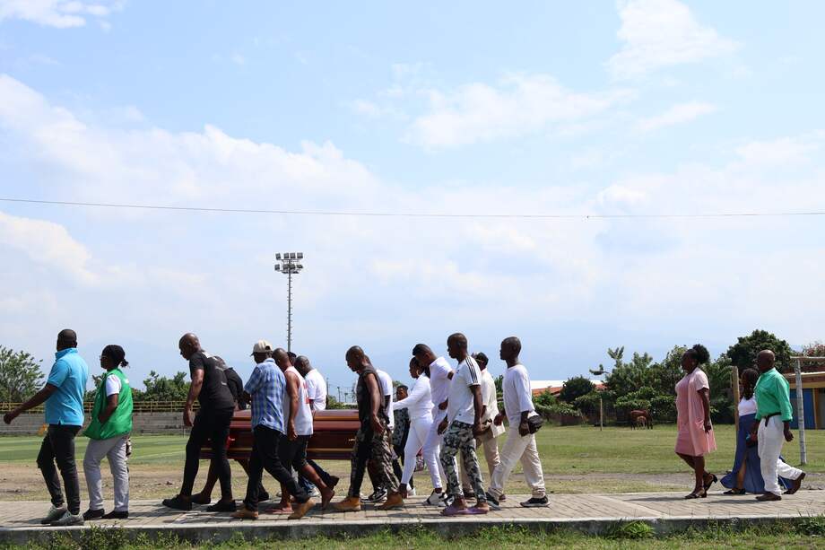 AME6252. GUACHENÉ (COLOMBIA), 24/12/2023.- Familiares y amigos se reúnen para darle el último adiós al alcalde de Guachené, Elmer Abonía Rodríguez, asesinado a tiros el pasado viernes, tan solo nueve días antes de terminar su mandato, hoy, en Guachené, departamento del Cauca (Colombia). En medio de lágrimas, la familia del alcalde Abonía Rodríguez llevó el cuerpo del mandatario hacia el caserío La Dominga, lugar que lo vio crecer y posteriormente a las instalaciones de la Alcaldía. La escalada de violencia que afecta al Cauca se acentuó en las últimas horas luego de una masacre en un cabildo indígena y el posterior asesinato de Abonía Rodríguez. EFE/ Ernesto Guzmán