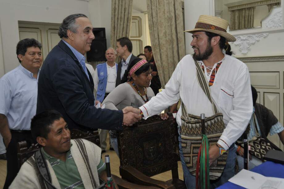 El ministro del Interior, Federico Renjifo, saludando a uno de los delegados del Pueblo Nasa. /Cortesía Mininterior