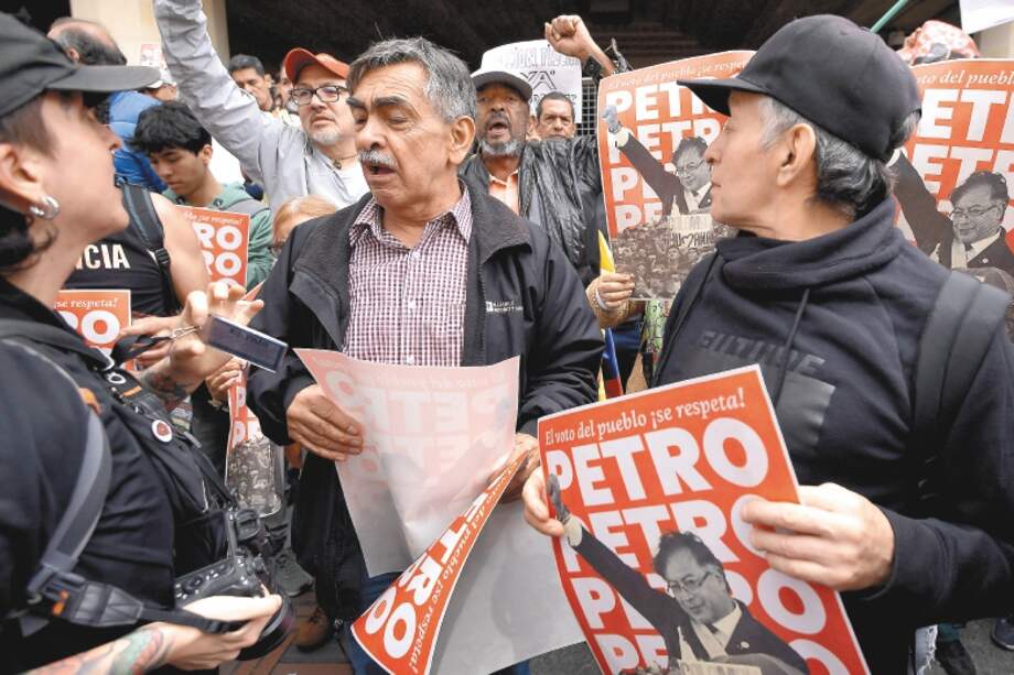 "Las movilizaciones convocadas por el propio gobierno no pueden entenderse como respuesta a una oposición inexpresiva, pero constituyen presiones inaceptables contra la independencia de los contrapesos del sistema político" - Luis Carvajal