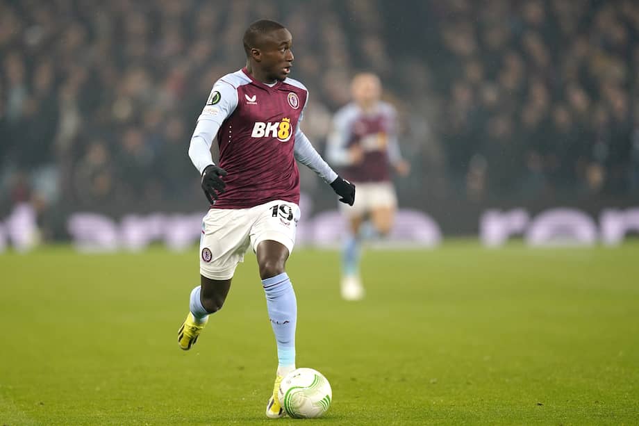 Moussa Diaby de Villa en acción durante la ronda de octavos de final de la UEFA Europa Conference League, segundo partido de fútbol Aston Villa vs Ajax Amsterdam, en Birmingham, Gran Bretaña.