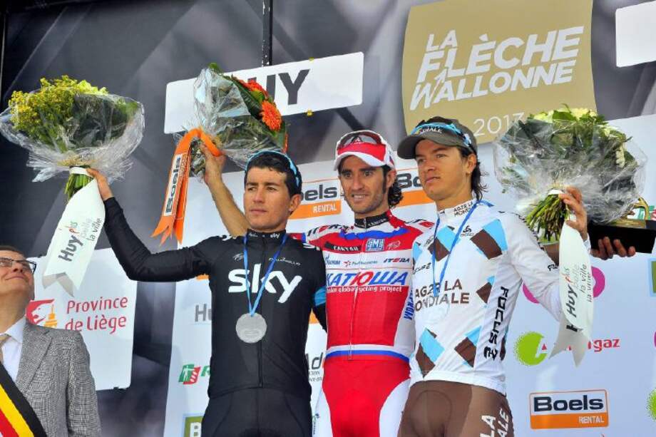 El español Daniel Moreno (centro) ganador de la Flecha Valona de 2013 junto a Carlos Alberto Betancur (d) y Sergio Luis Henao Montoya (i)/ EFE/Nicolas Bouvy