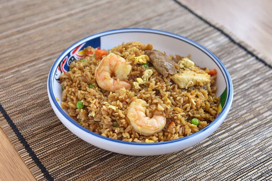 Prepara arroz chaufa y disfrútalo en casa.