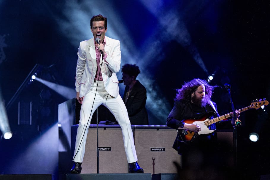 Brandon Flowers, de The Killers, y uno de sus trajes clásicos en escena.