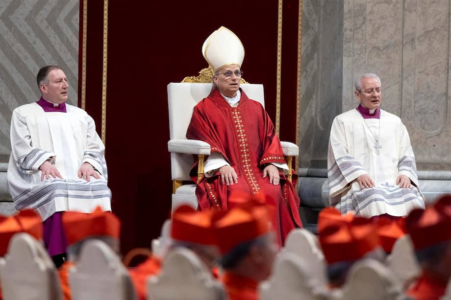 El papa León XIV durante las ceremonias de Viernes Santo en el Vaticano.