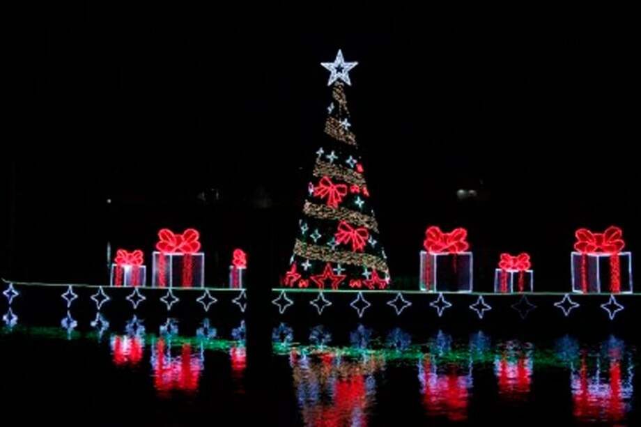 Montería tiene el árbol flotante de Navidad más grande de Colombia