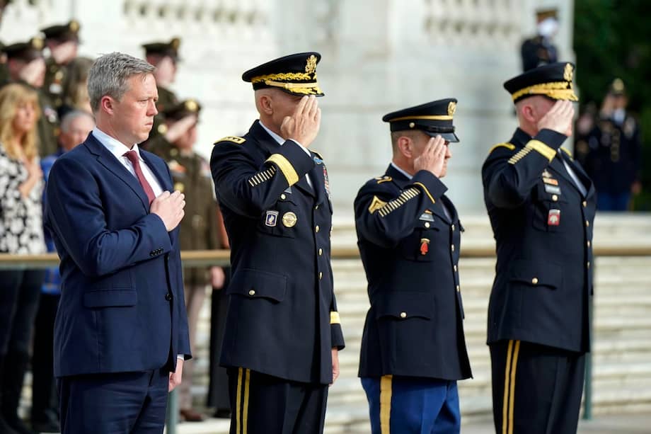 Dan Driscoll, exsecretario del Ejército de EE. UU., junto a altos mandos militares.