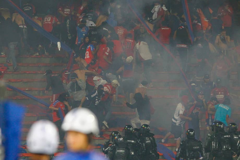 Los hinchas de Medellín, en pleno enfrentamiento con la policia.
