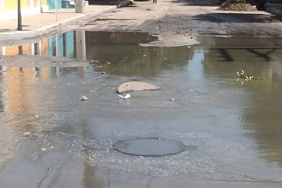 Habitantes de distintos barrios de Santa Marta conviven a diario con calles inundadas por aguas residuales, una problemática que afecta la salud, el ambiente y la imagen turística de la ciudad.