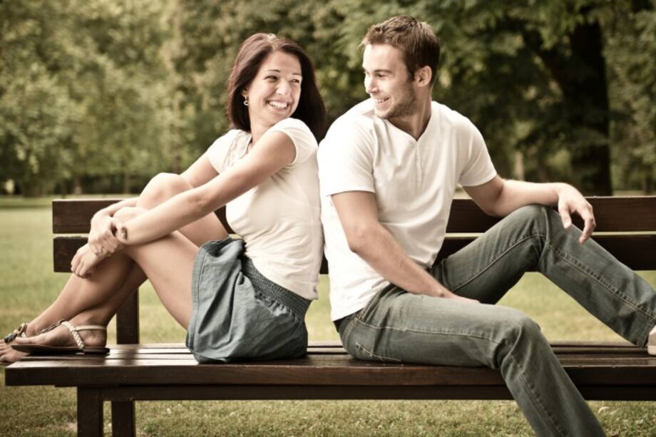 Pareja sonriendo y mirándose con amor
