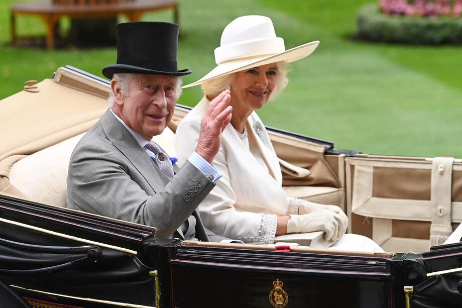 El rey Carlos III (i) y la reina Camilla (d).