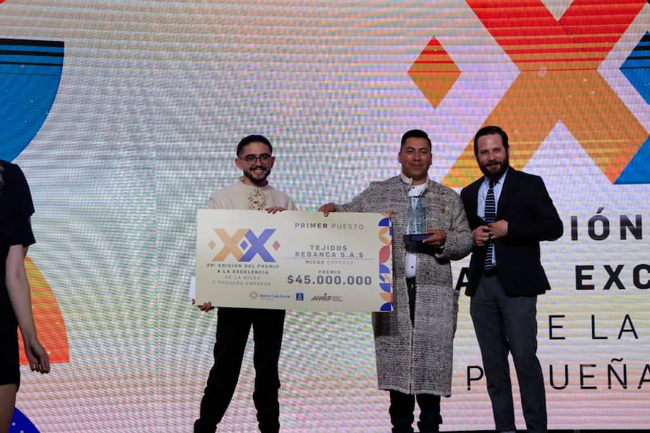 Tejidos Rebancá S.A.S. en el momento de la entrega del premio al primer lugar en la categoría Microempresa, de la mano de Anwar Rodríguez, presidente encargado del Centro de Estudios Económicos ANIF.
