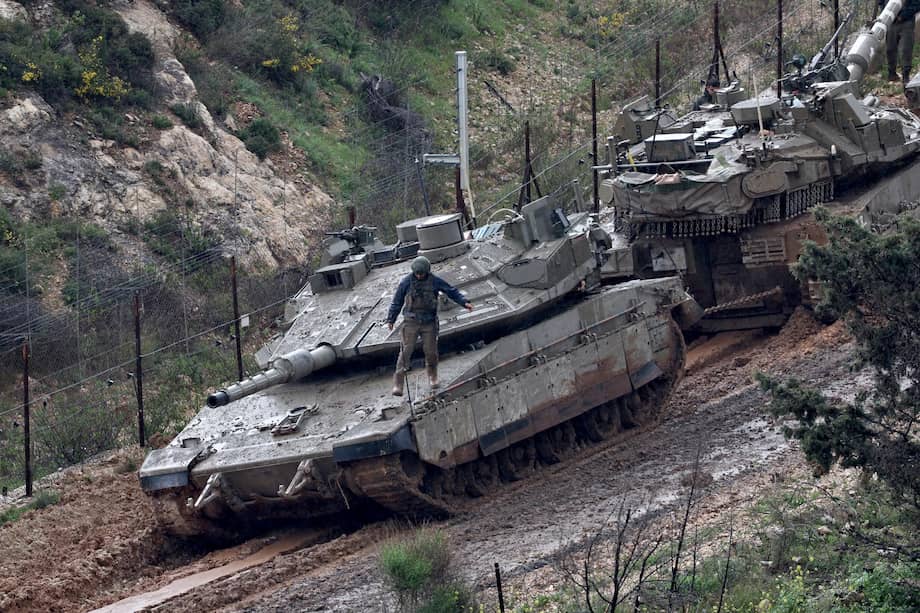 Tanques israelíes desplegados a lo largo de la frontera norte de Israel con Líbano el 21 de marzo de 2026 El ejército israelí afirmó que realiza ataques en todo el Líbano contra infraestructura y personal de Hezbolá.