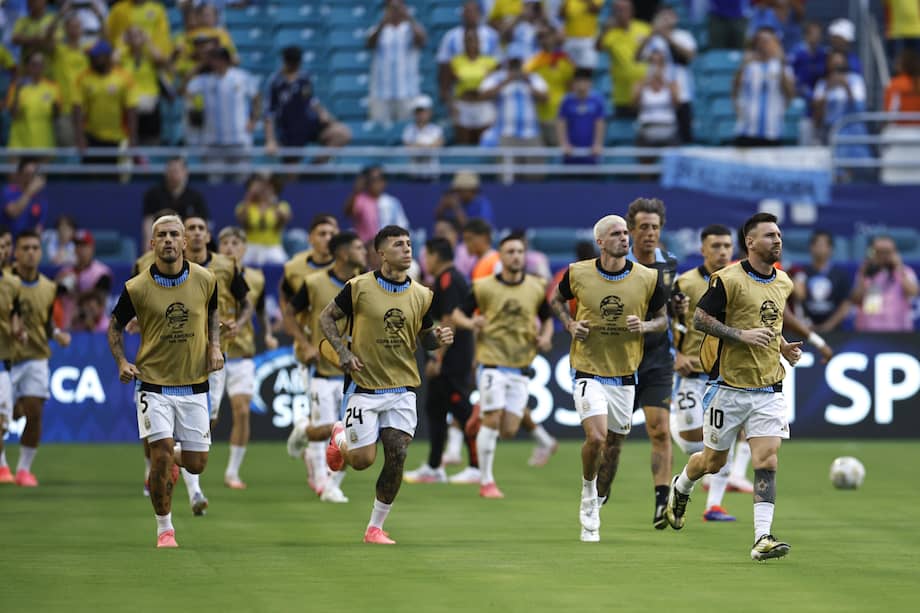 Lionel Messi de Argentina (der.) lidera al equipo argentino de regreso al campo para los calentamientos antes de la final de la CONMEBOL Copa América 2024 entre Argentina y Colombia, en Miami Gardens, Florida, EE. UU., el 14 de julio de 2024.
