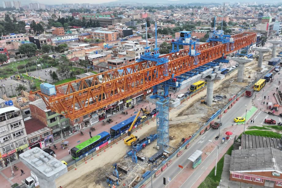 Construcción del Metro en la av. Primero de Mayo con calle 42 sur.