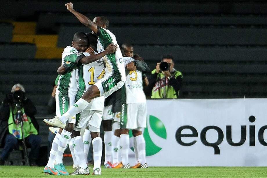 En tres ocasiones Carmelo Valencia fue el centro de celebraciones de sus compañeros / Óscar Pérez