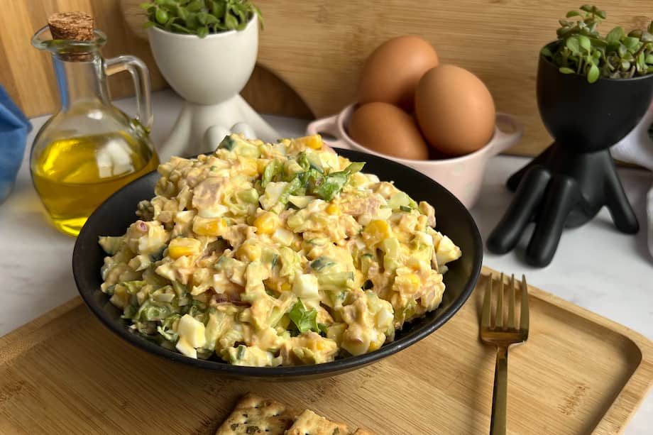 Lleva esta ensaladilla de huevo y atún a la mesa en solo 20 minutos.