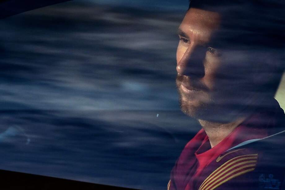 Lionel Messi al llegar al campo de entrenamiento del Barcelona por primera vez luego del anuncio de su salida del club, finalmente descartado.