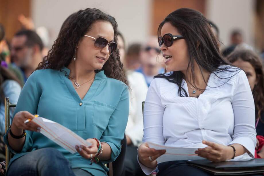 Las hijas del fallecido presidente de Venezuela Hugo Chávez, Rosa Virginia Chávez (i) y María Gabriela Chávez (d). / EFE