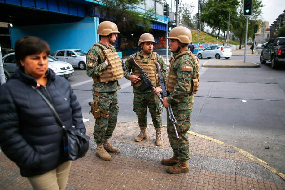 Chile amaneció con militares custodiando las calles, tras una noche de violentas protestas. / AFP