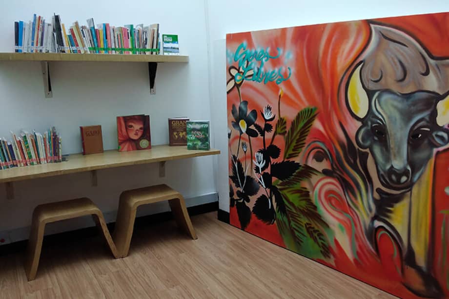 "Sentimientos encontrados", "Que su muerte no te divierta" y "Los animales también sienten, no son máquinas" son algunas de las obras que se exponen en la biblioteca. / Cortesía Red Distrital de Bibliotecas Públicas de Bogotá