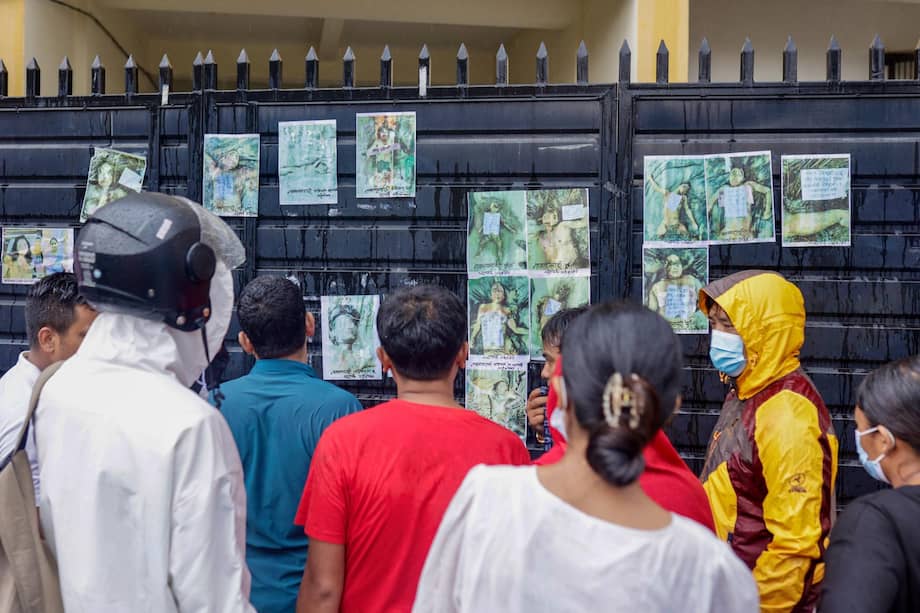 Personas observan fotografías de personas desaparecidas tras las inundaciones repentinas en el Hospital Universitario de Enseñanza Tribhuvan (TUTH), en Katmandú, Nepal, este 28 de agosto de 2026.