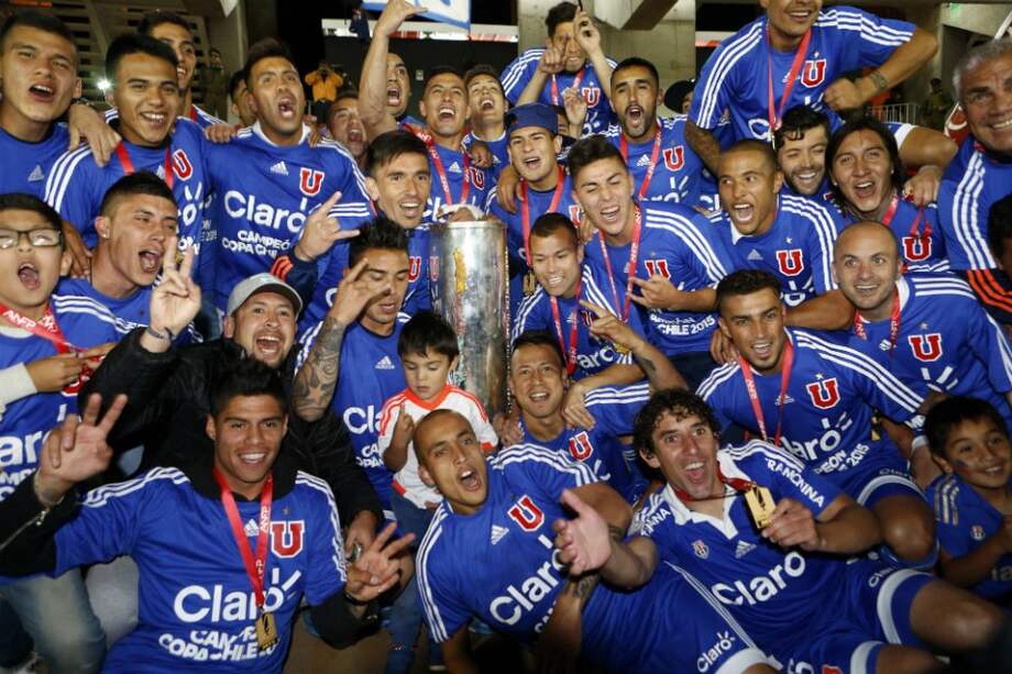 Los jugadores de la U de Chile posan con el trofeo de la Copa Chile. / EFE