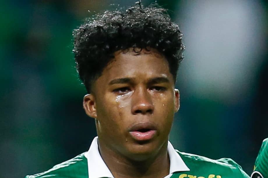 El brasileño Endrick llora durante su despedida de Palmeiras.