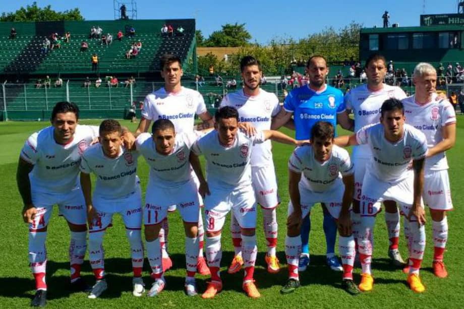 Israel Damonte muestra su perfil derecho en una fotografía de formación de Huracán. / Huracán