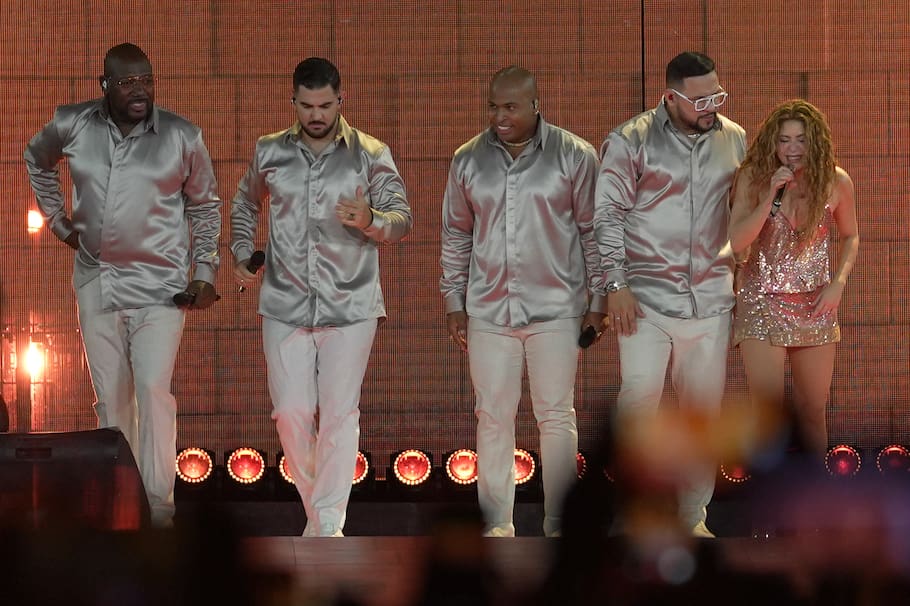 AME1883. CALI (COLOMBIA), 25/10/2025.- La cantante colombiana Shakira (d) se presenta junto a la orquesta de salsa Grupo Niche, como parte de su gira 'Las mujeres ya no lloran World Tour', este sábado en el estadio Pascual Guerrero de Cali (Colombia). EFE/ Ernesto Guzmán