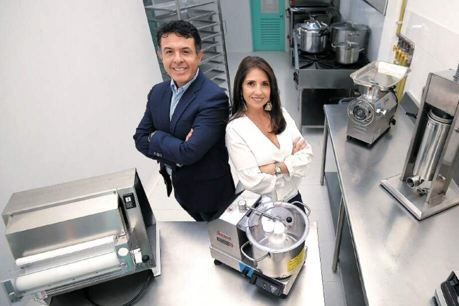 Carlos Hernández y Diana Guerrero, creadores de Kitco, un espacio de “cookworking” en Bogotá. / Mauricio Alvarado - El Espectador