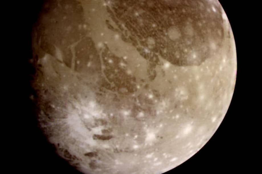Esta vista de Ganímedes en color natural fue tomada desde la sonda Galileo durante su primer encuentro con el satélite. Imagen cortesía de NASA/JPL.