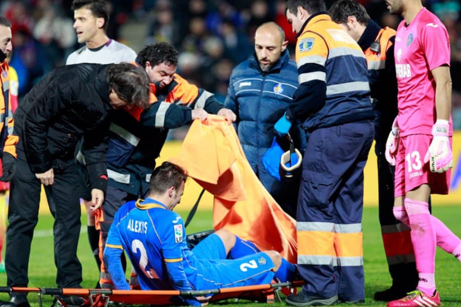 El defensa del Getafe, Alexis Ruano, es retirado del terreno de juego en camilla, durante el partido de vuelta de octavos de final de la Copa del Rey que Getafe y FC Barcelona disputan esta noche en el Coliseo Alfonso Pérez, en Getafe. / EFE / Alberto Martín