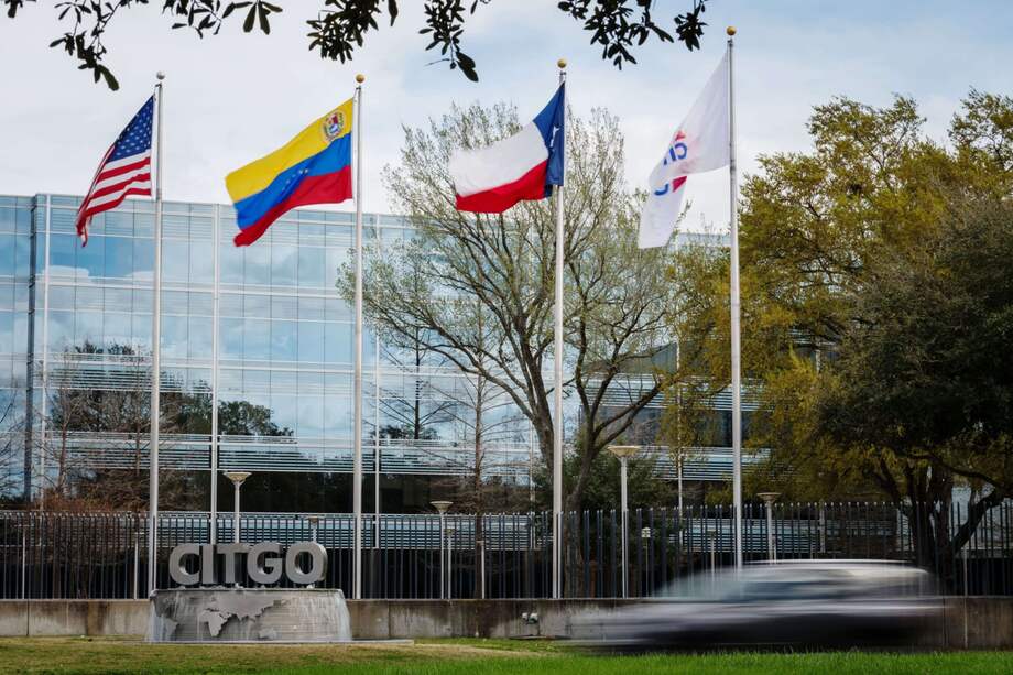Banderas ondean fuera de la sede de Citgo Petroleum Corp. en Houston, Texas. / Bloomberg.