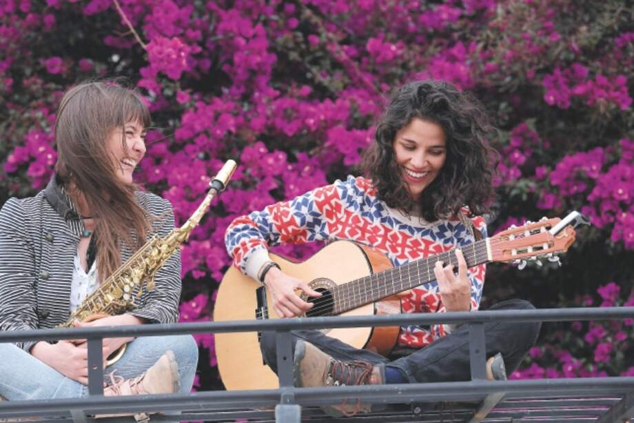 Devine y Almario aprendieron a tocar los instrumentos que los demás integrantes de La Múcura abandonaron al regresar a Colombia. / Mauricio Alvarado