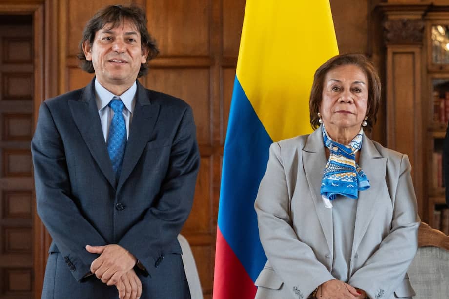 El saliente director de Talento Humano, Carlos Orozco, se posesionó en agosto pasado ante la canciller Rosa Villavicencio.