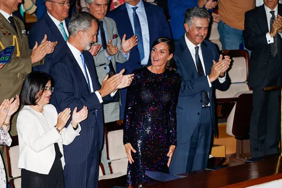 La Reina Letizia usó un espectacular vestido de lentejuelas e impone tendencia