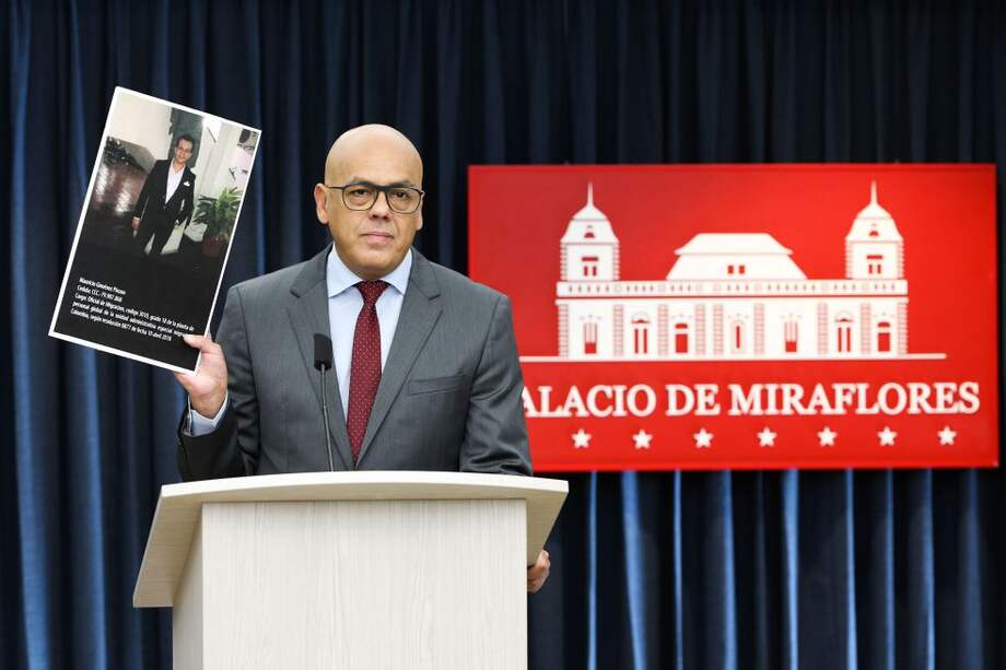 Jorge Rodríguez, ministro de Comunicación venezolano, presentó pruebas en contra de los líderes opositores. / AFP