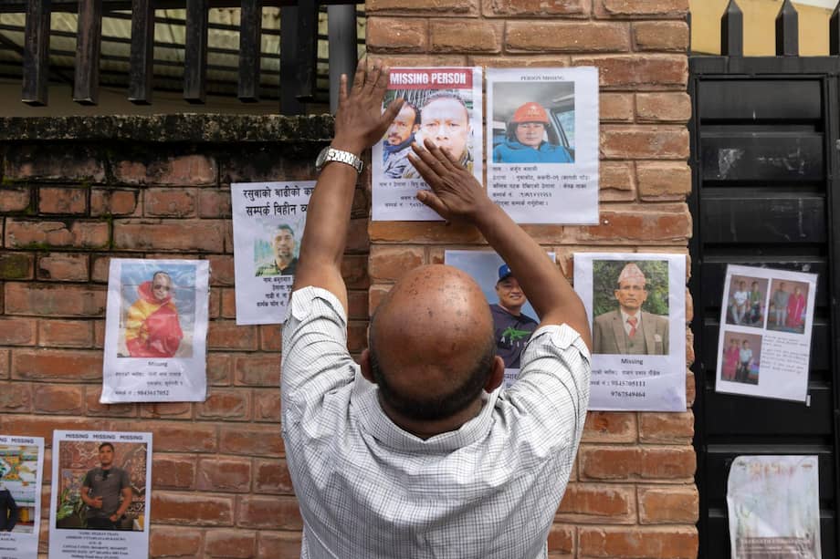 Un hombre coloca un cartel con fotos de personas desaparecidas tras la riada a lo largo de la frontera entre Nepal y el Tíbet en una pared del Hospital Universitario de Tribhuvan (TUTH), en Katmandú, Nepal, el 29 de agosto de 2026.