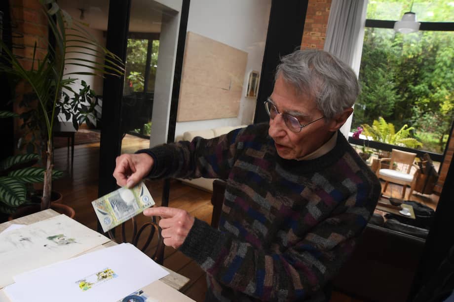 Juan Cárdenas, pintor y diseñador de los billetes de $5.000 y $20.000 que entraron a circulación después del "robo del siglo". / Foto: Gustavo Torrijos.