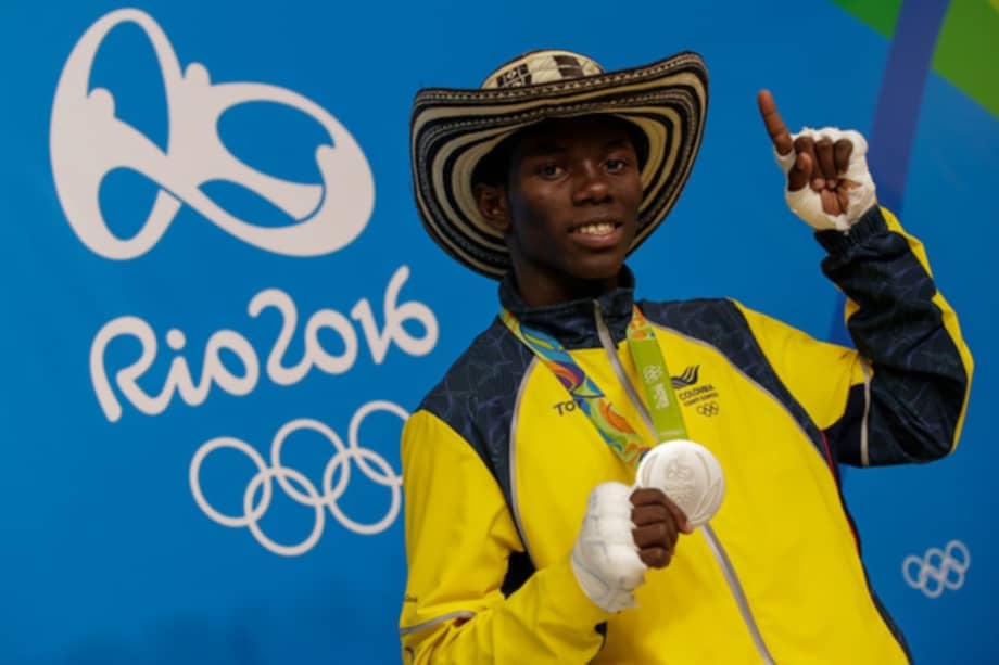 Yuberjen Martínez, posa con sobrero vueltiao y la medalla de plata. /Comité Olímpico Colombiano