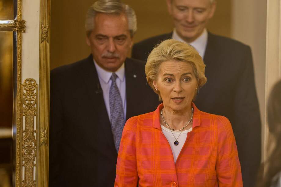 La presidenta de la Comisión Europea, Ursula Von der Leyen, es vista a su llegada a una rueda de prensa conjunta con el mandatario argentino Alberto Fernández (i-atrás), en la Casa Rosada en Buenos Aires (Argentina).