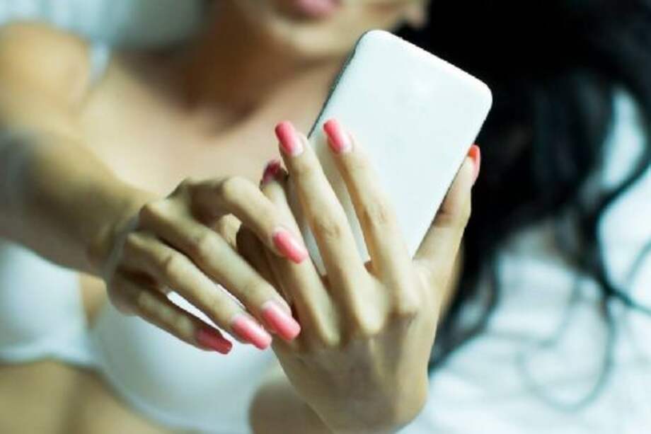 El auge del sexting entre adolescentes coloca en evidencia una tensión: por un lado, la búsqueda legítima de intimidad y conexión; por otro, el riesgo de exposición y vulnerabilidad.