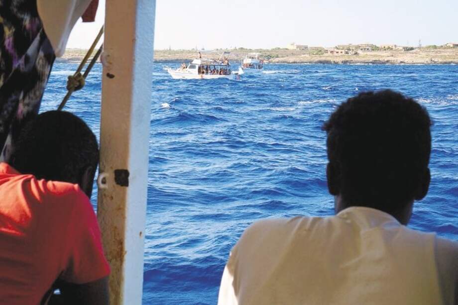 El barco de la ONG española Open Arms, con 107 migrantes en su interior, sigue bloqueado desde hace 18 días junto a la isla italiana de Lampedusa. / EFE