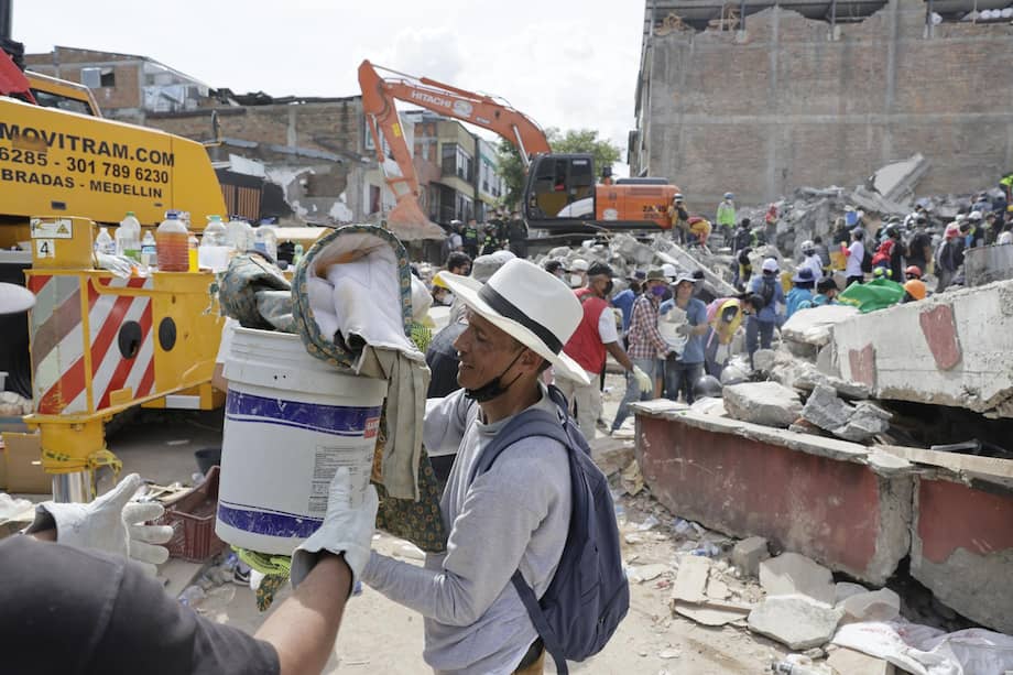 Imagen de referencia. Voluntarios realizan una cadena humana para sacar escombros de edificaciones destruidas por el terremoto.