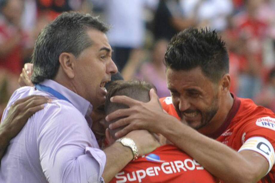 Jorge "Polilla" da Silva (i), entrenador del América, festeja uno de los goles que anotaron sus dirigidos este domingo contra el Huila. / @AmericadeCali