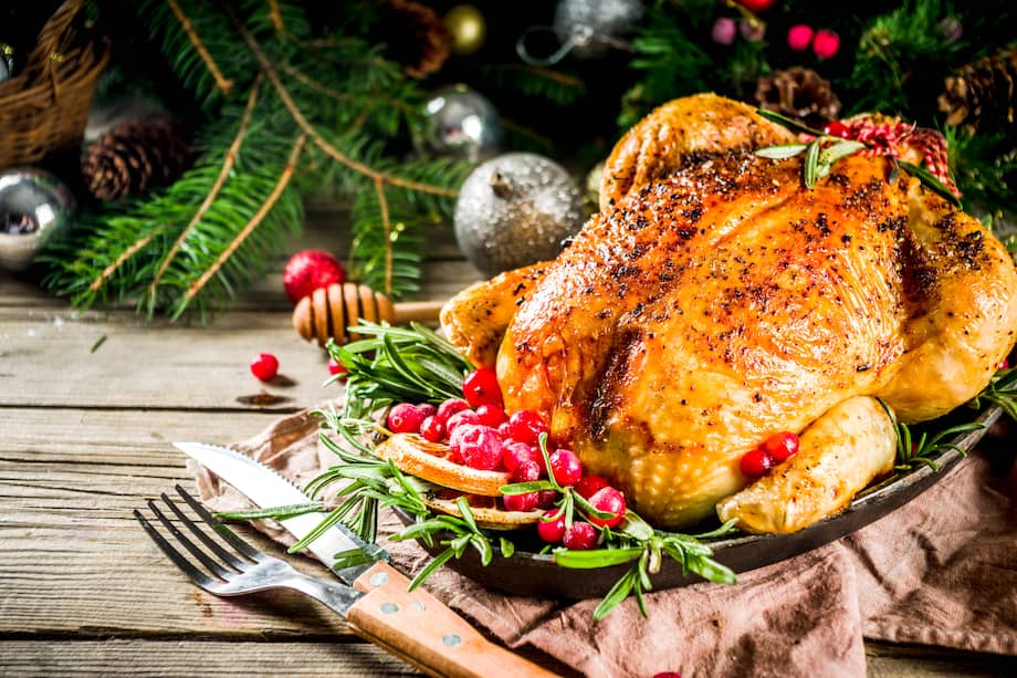 Este tradicional pollo al horno con papas criollas y salsa agridulce, es una receta rendidora, llena de sabor e ideal para conquistar paladares.