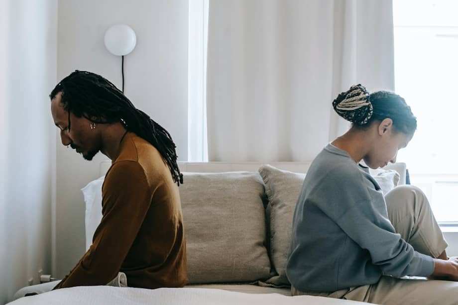 La falta de reconocimiento público en una relación es una de las señales más comunes del pocketing.