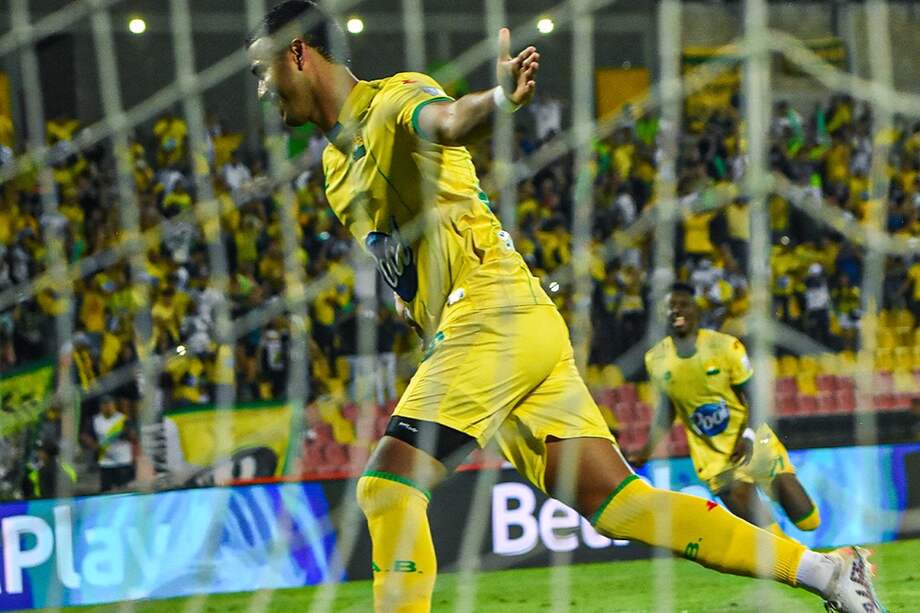 Carlos Henao celebra su gol en el partido entre Atlético Bucaramanga y Deportivo Pasto en el último partido de la séptima fecha de la Liga BetPlay.