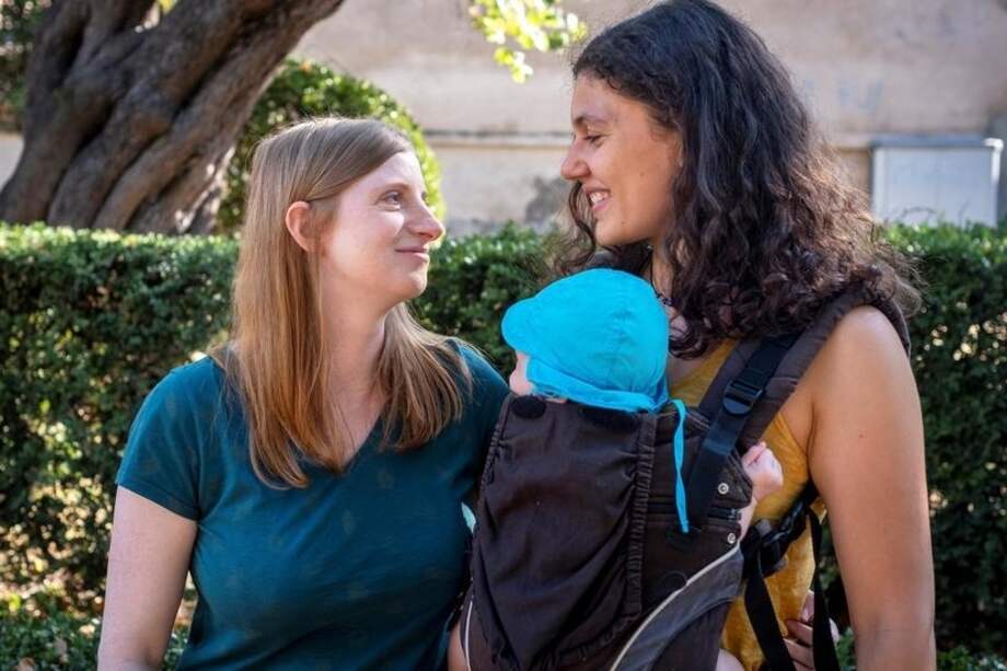 Dos mujeres posan el 19 de julio de 2019 en Toulouse, Francia, con su hijo de 6 meses concebido con reproducción de asistencia médica (PMA) en Dinamarca. / AFP