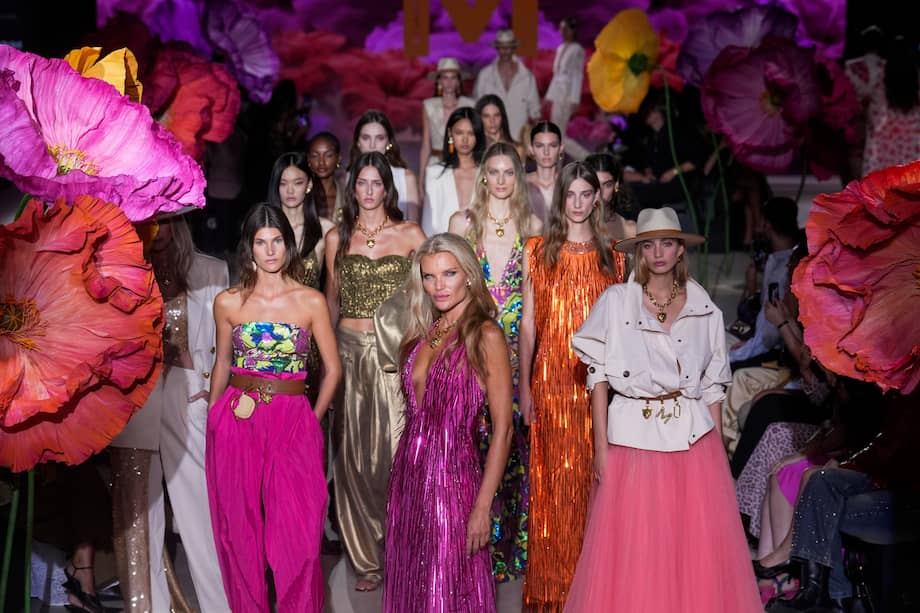 Desfile de Lola Casademunt by Maite en el marco de la Mercedes Benz Fashion Week Madrid en Ifema. / EFE/ Borja Sanchez-Trillo